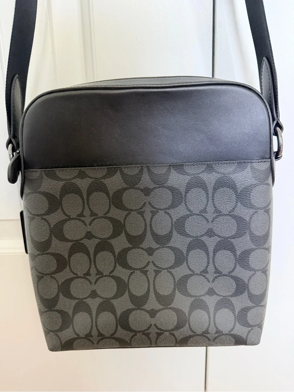 Coach Men’s Gray/Black Signature Messenger Crossbody
